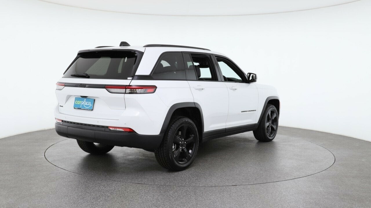 Jeep Grand Cherokee image 4