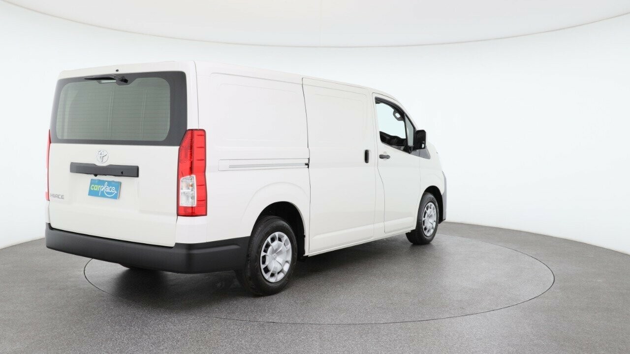 Toyota Hiace image 4