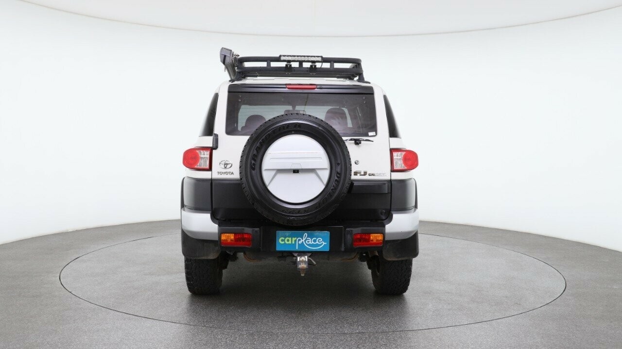 Toyota Fj Cruiser image 2