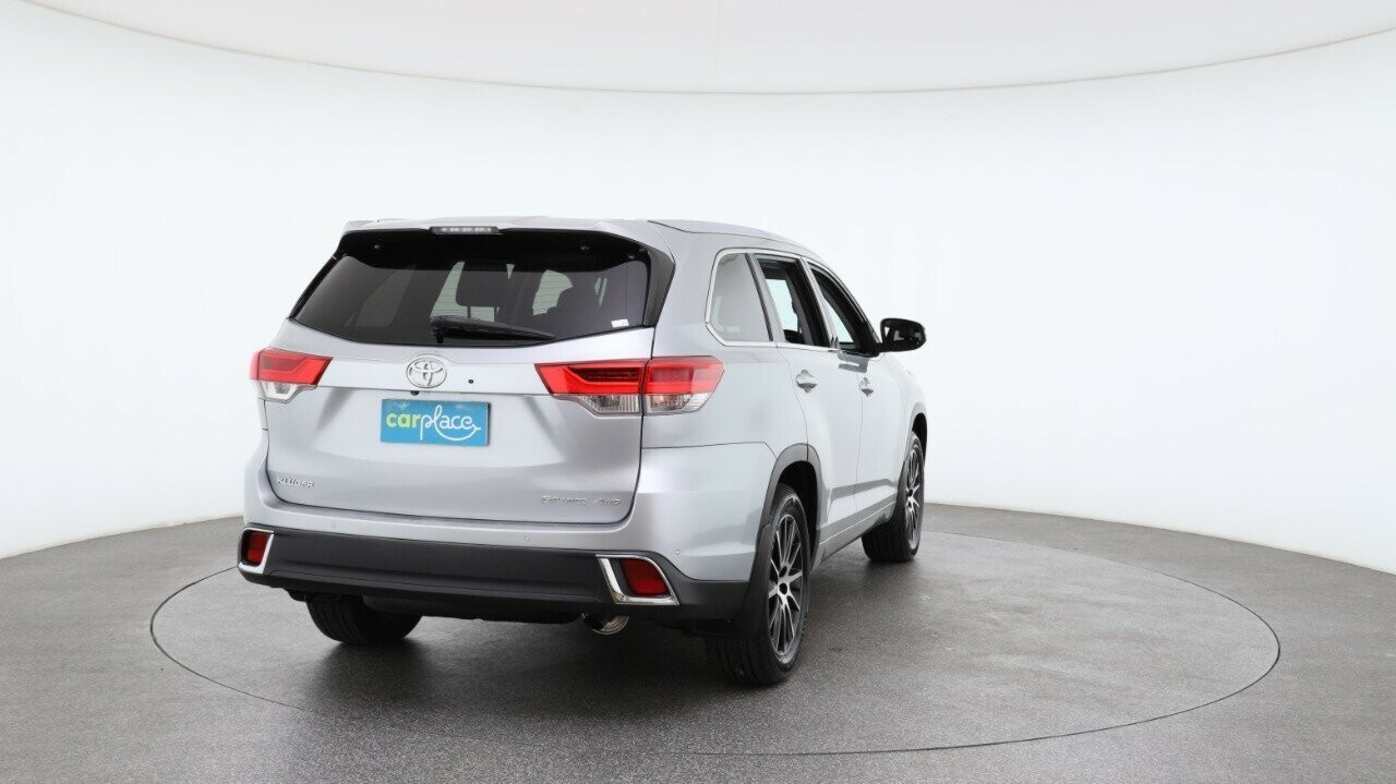 Toyota Kluger image 3