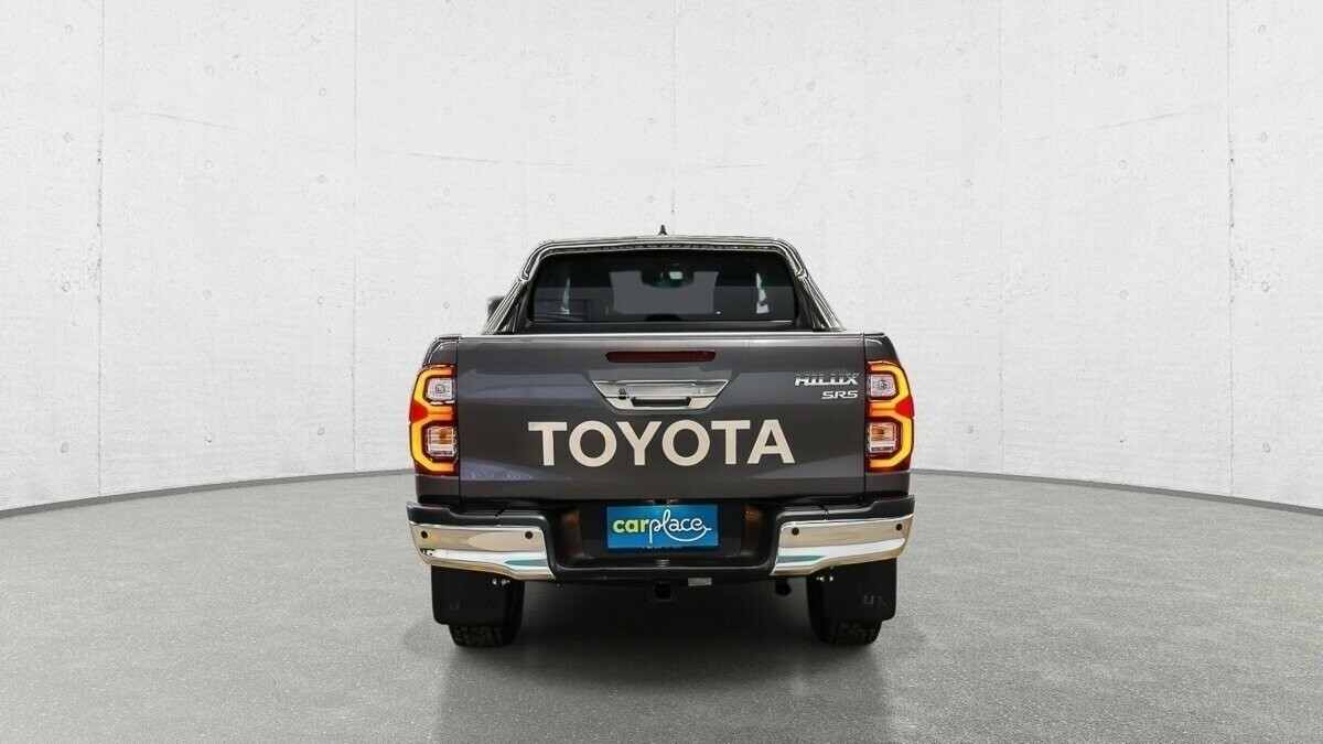 Toyota Hilux image 2