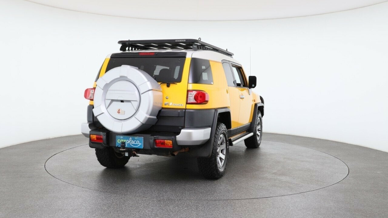 Toyota Fj Cruiser image 3