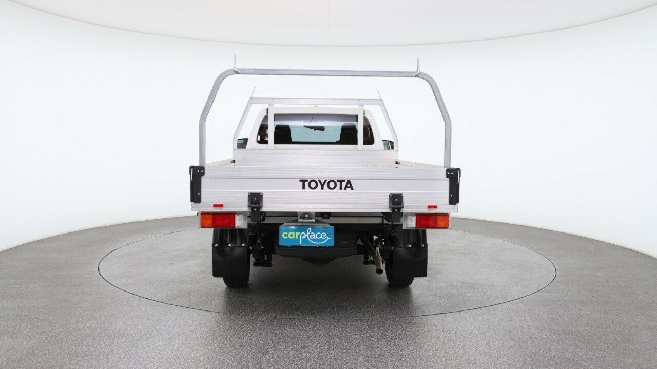 Toyota Hilux image 2