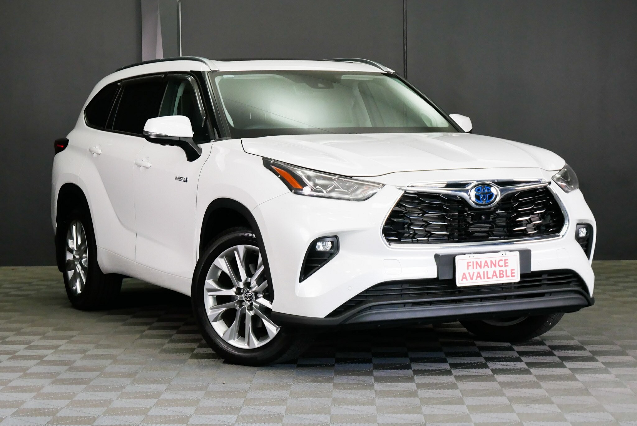 Toyota Kluger image 1