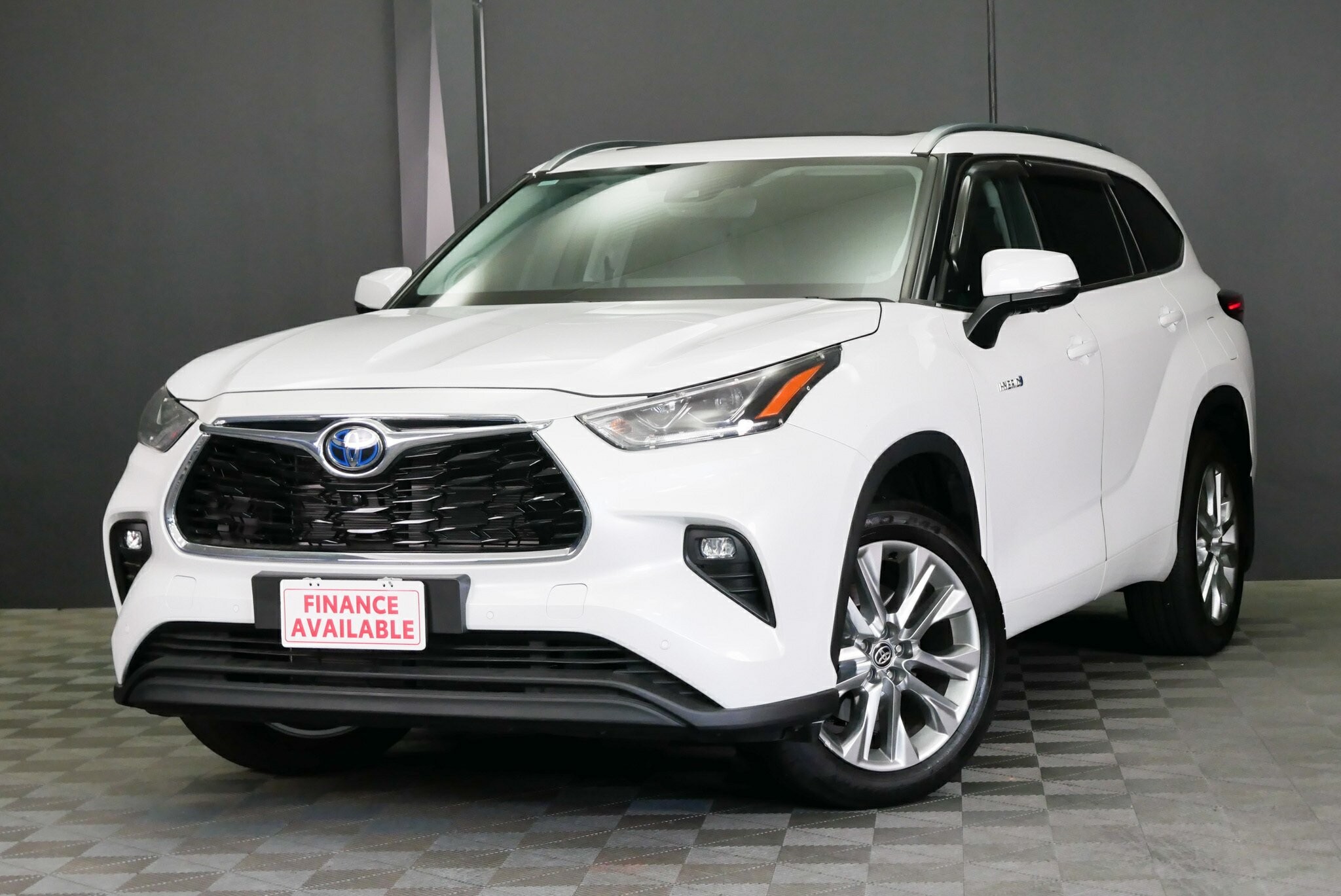 Toyota Kluger image 3