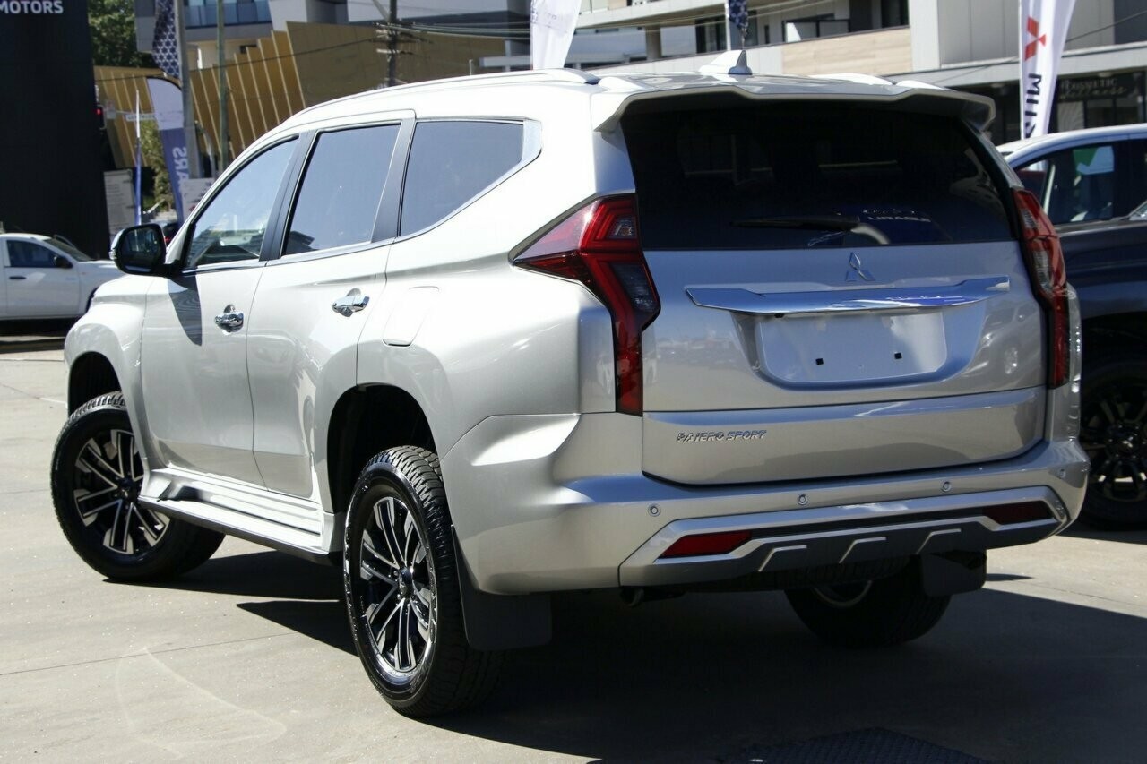 Mitsubishi Pajero Sport image 3