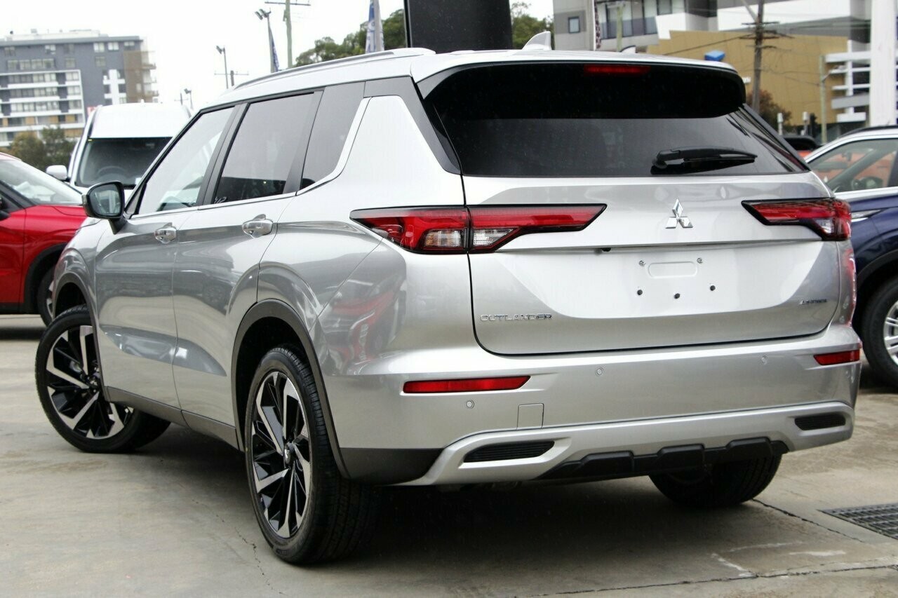 Mitsubishi Outlander image 3