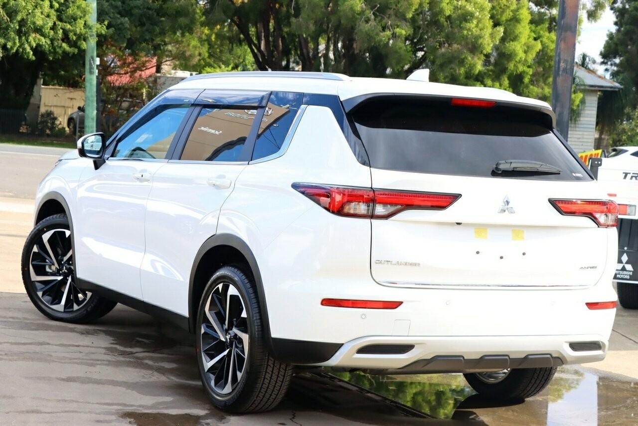 Mitsubishi Outlander image 2