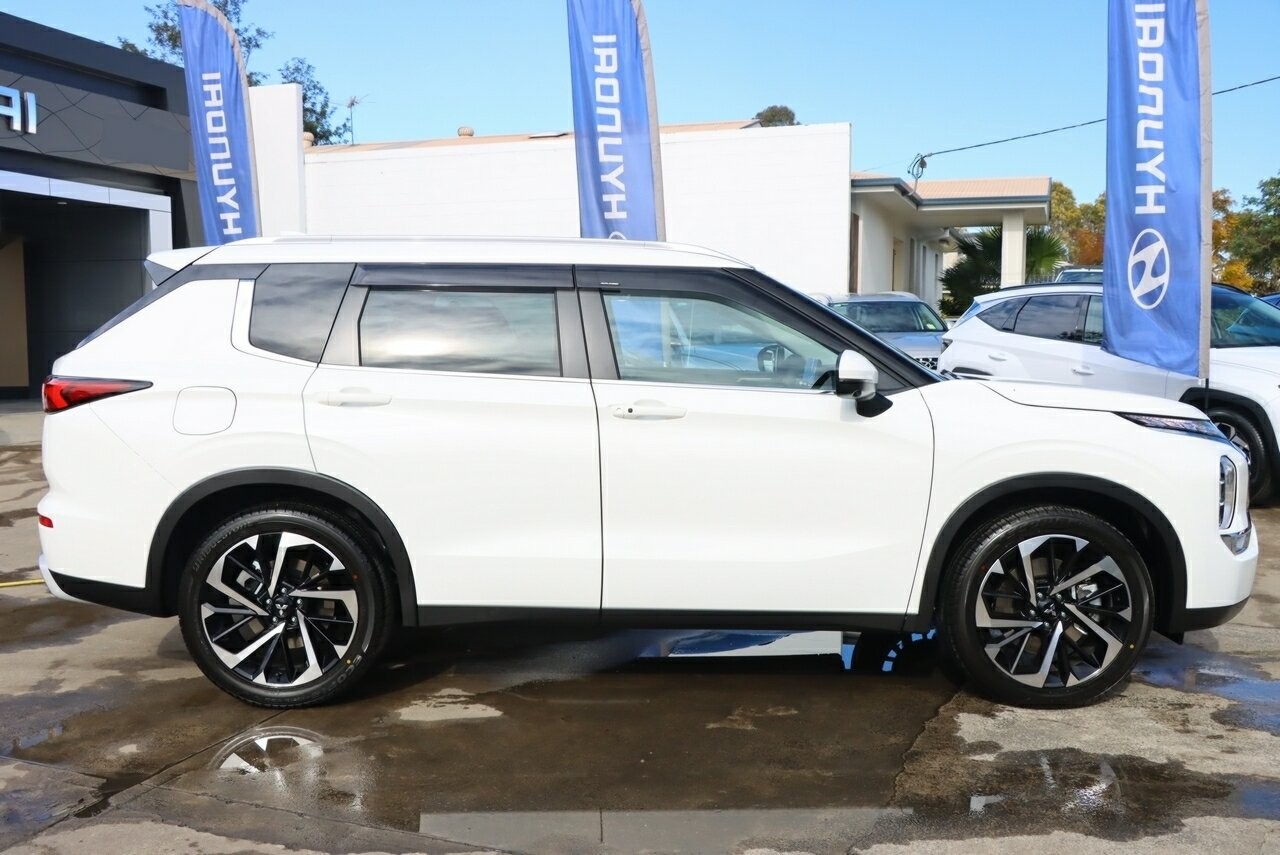 Mitsubishi Outlander image 4