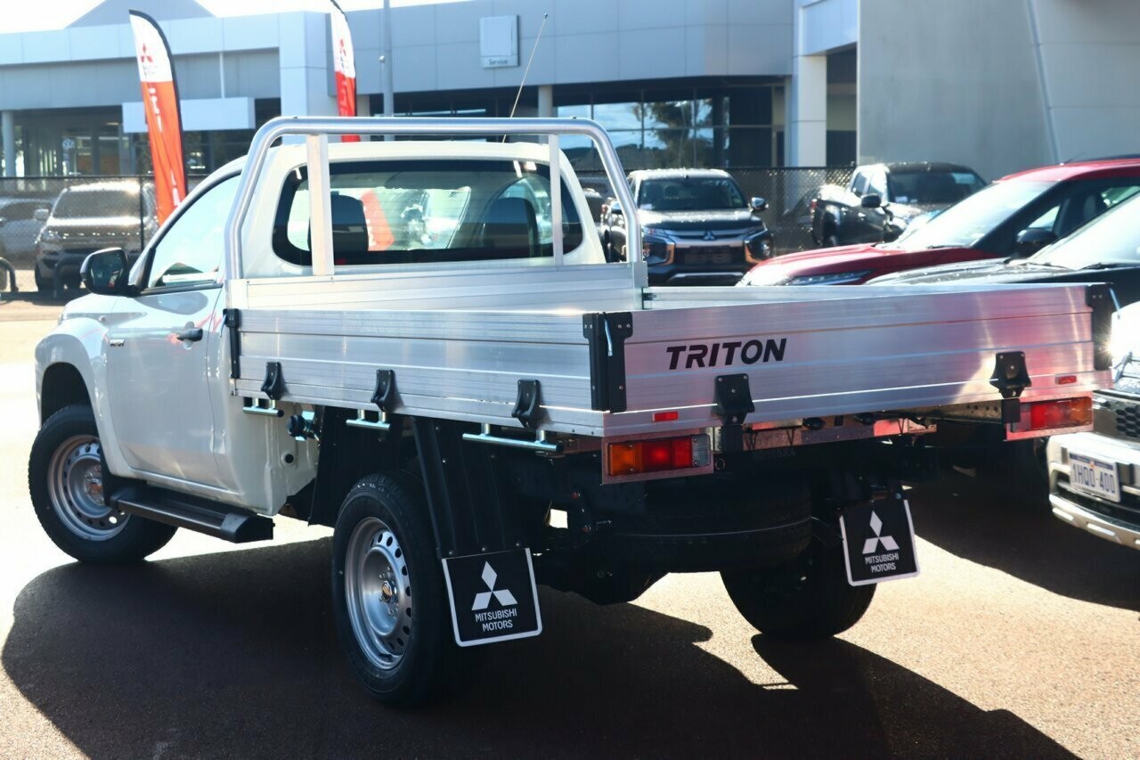 Mitsubishi Triton image 3