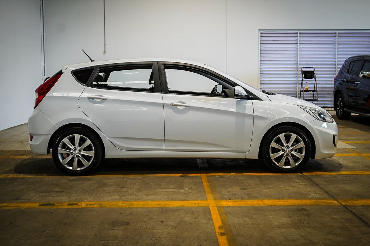 Hyundai Accent image 4