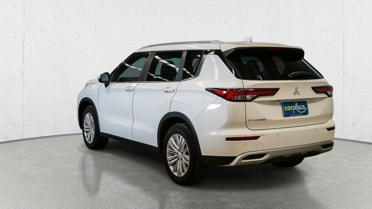 Mitsubishi Outlander image 4