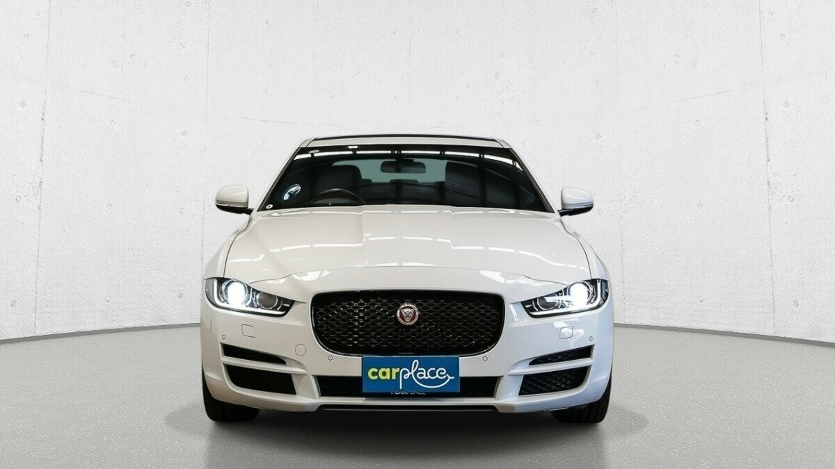 Jaguar Xe image 2