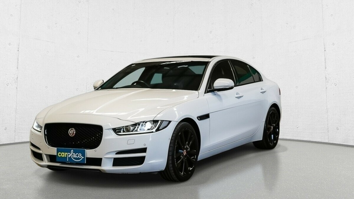 Jaguar Xe image 3