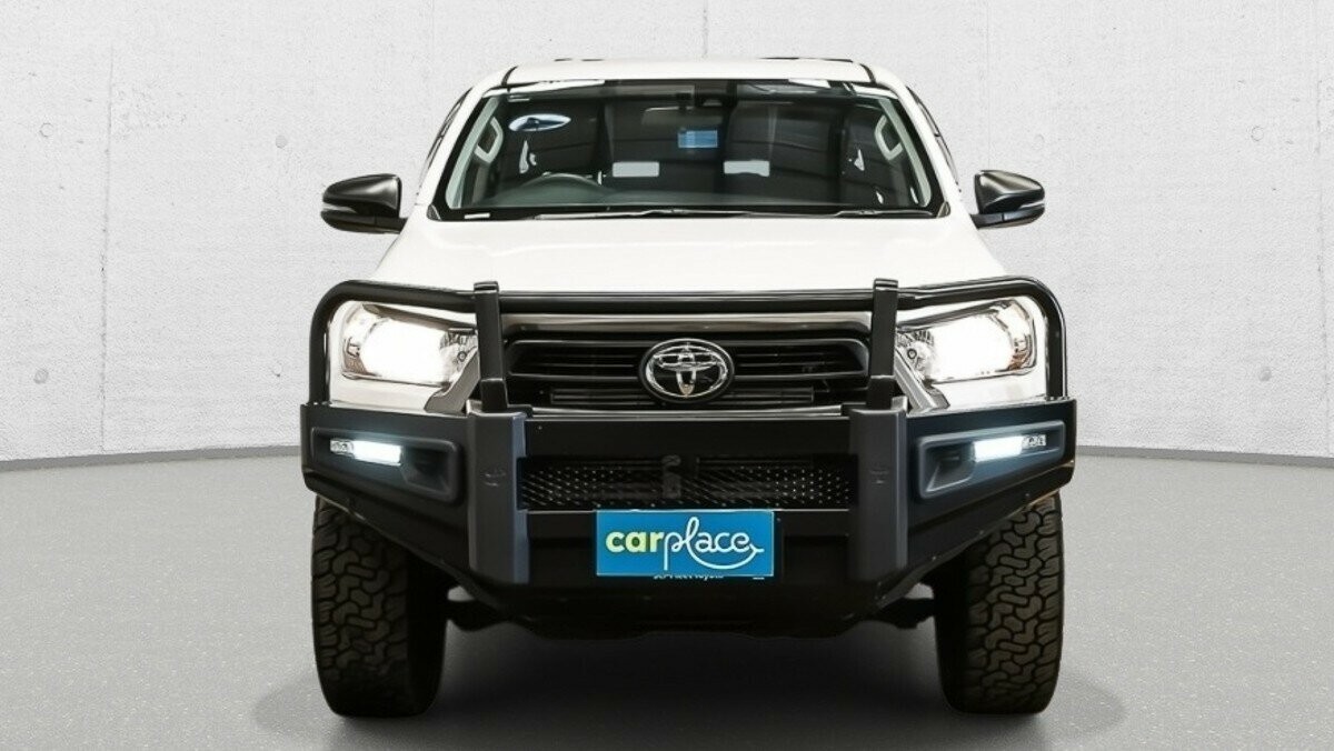 Toyota Hilux image 2