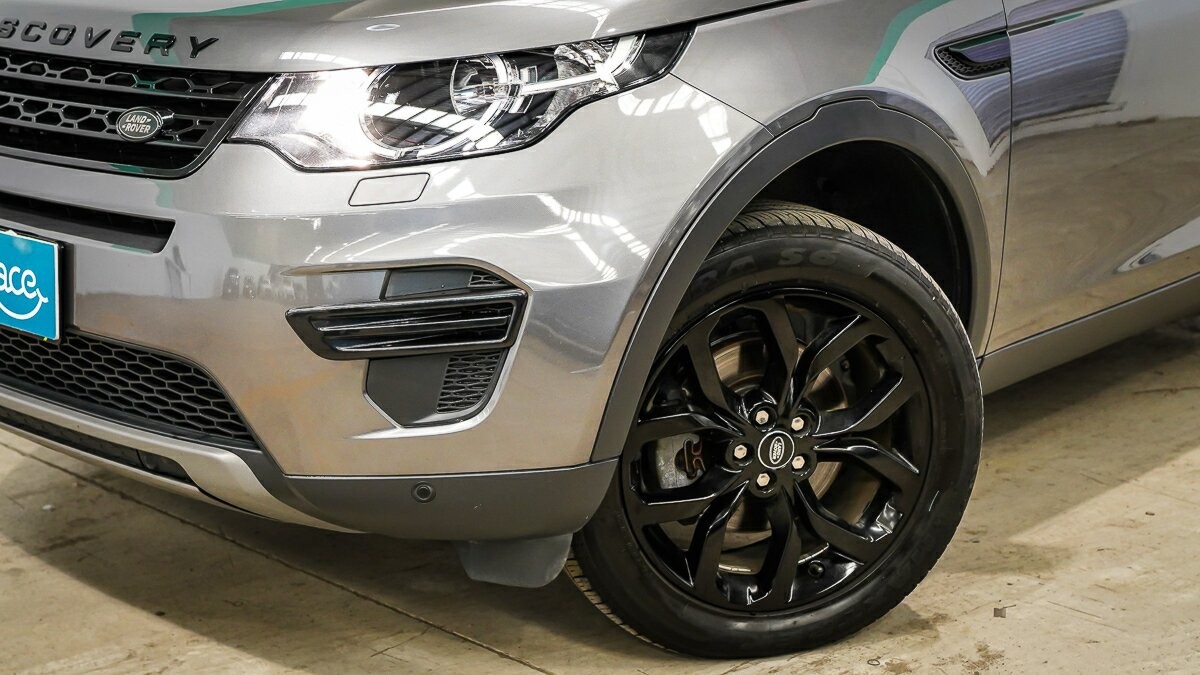 Land Rover Discovery Sport image 2