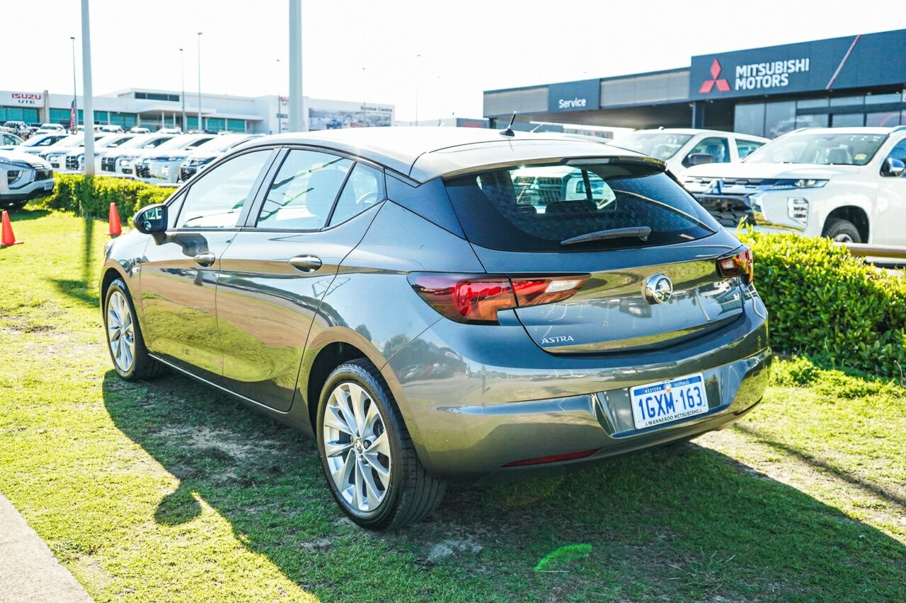 Holden Astra image 4