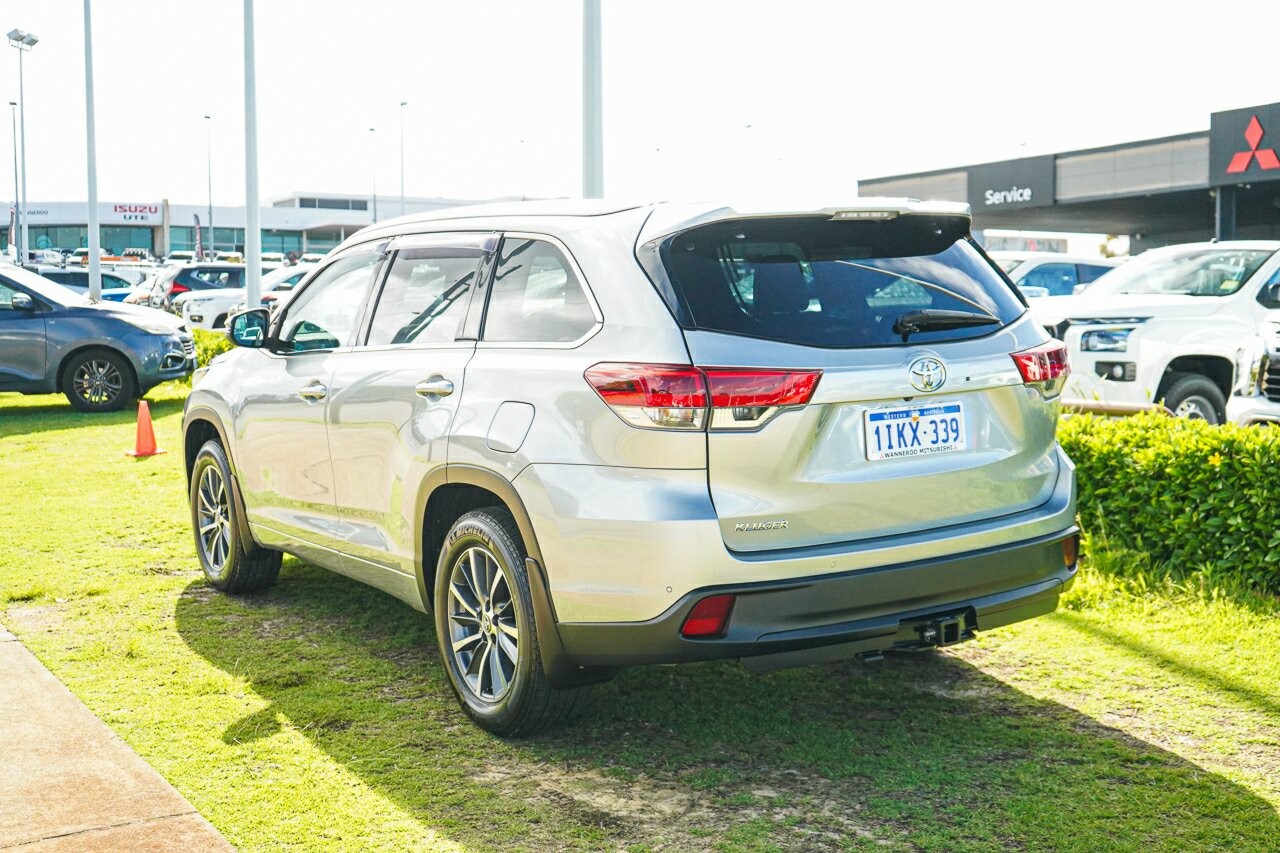 Toyota Kluger image 4