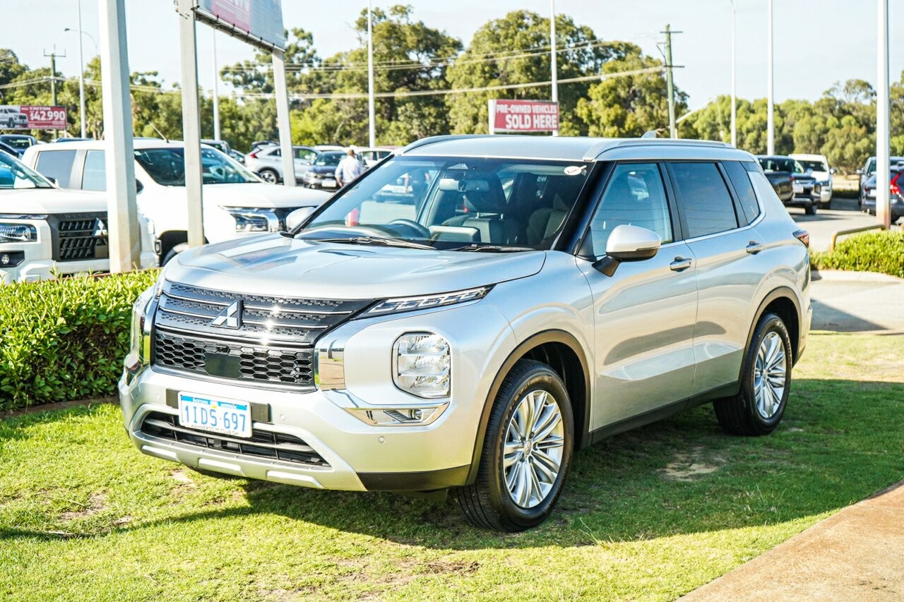 Mitsubishi Outlander image 2