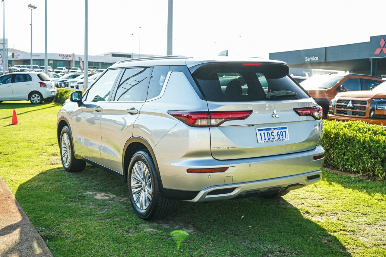 Mitsubishi Outlander image 3