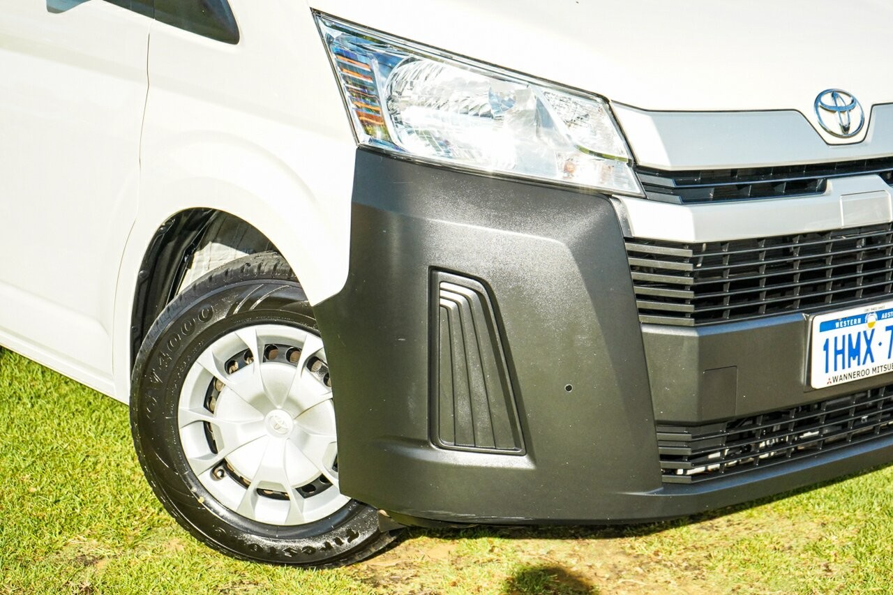 Toyota Hiace image 2