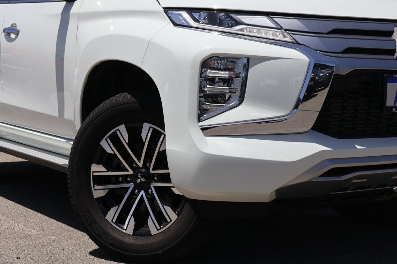 Mitsubishi Pajero Sport image 2