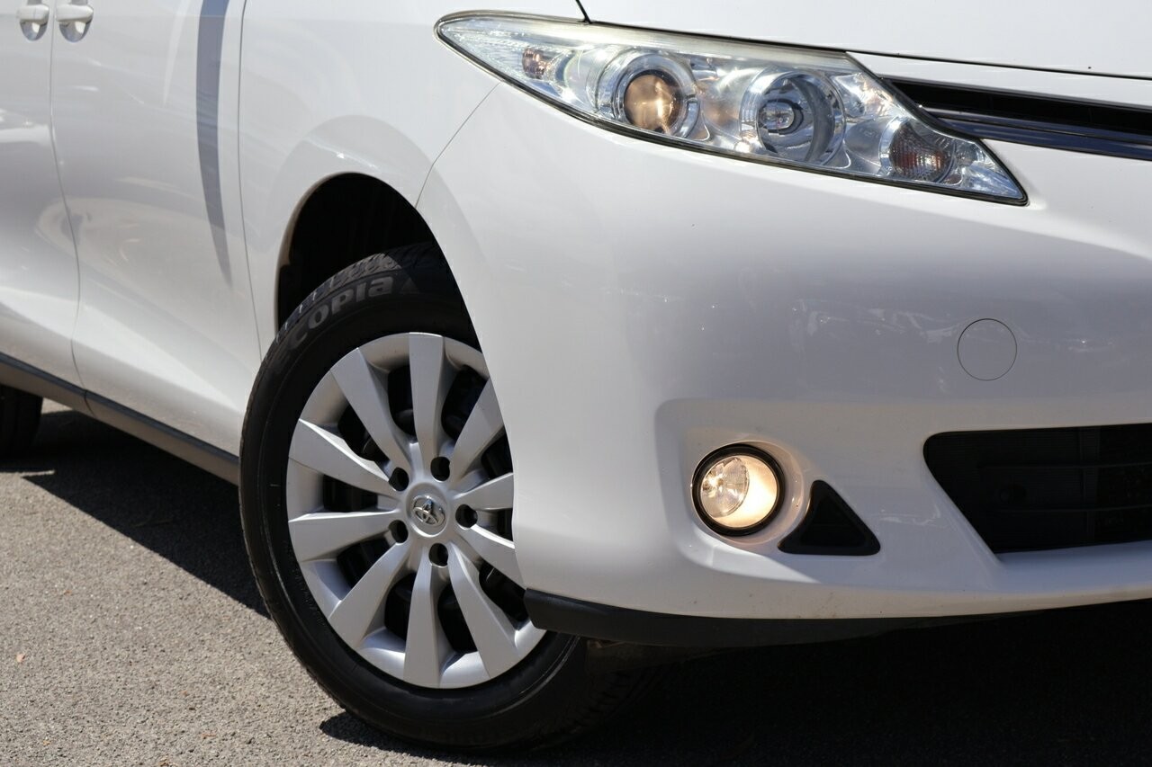 Toyota Tarago image 2