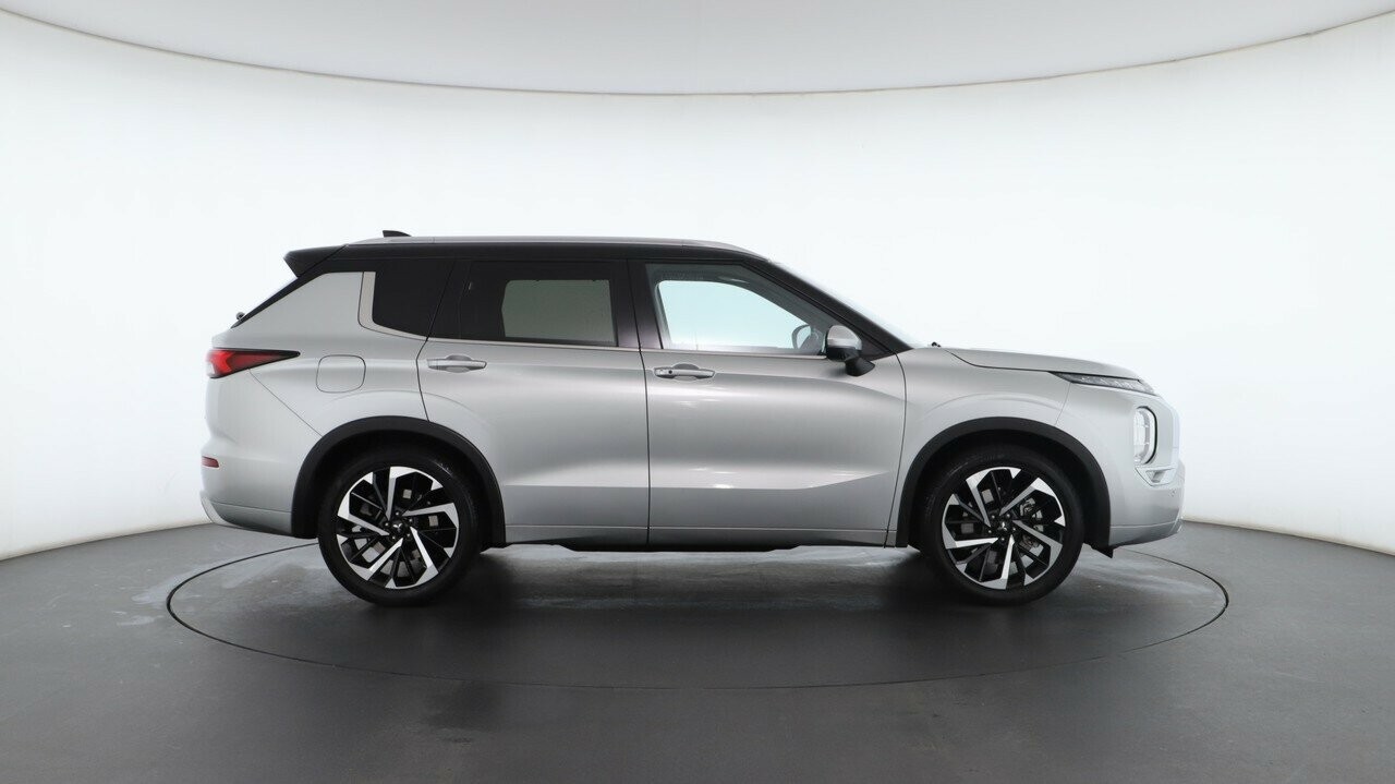 Mitsubishi Outlander image 2