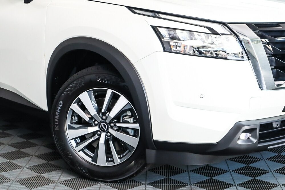 Nissan Pathfinder image 2