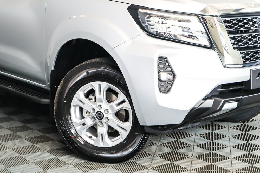 Nissan Navara image 2