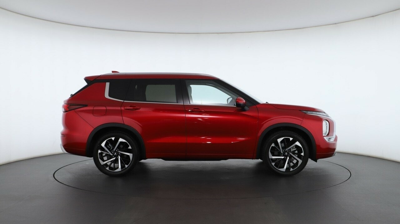 Mitsubishi Outlander image 2