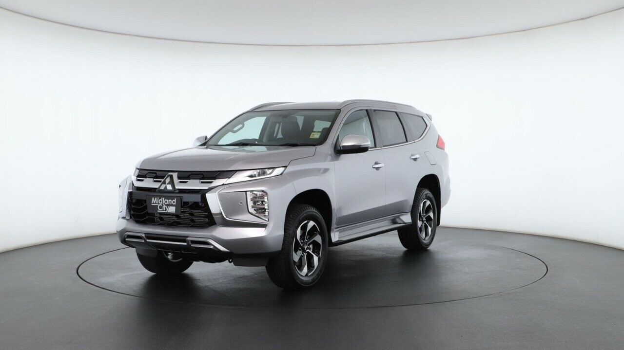 Mitsubishi Pajero Sport image 2