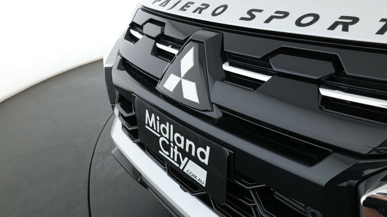 Mitsubishi Pajero Sport image 3