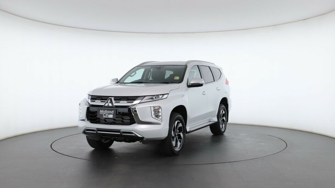 Mitsubishi Pajero Sport image 2