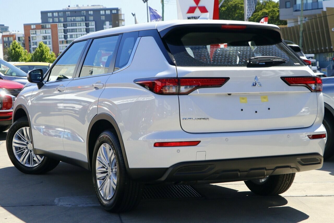 Mitsubishi Outlander image 3