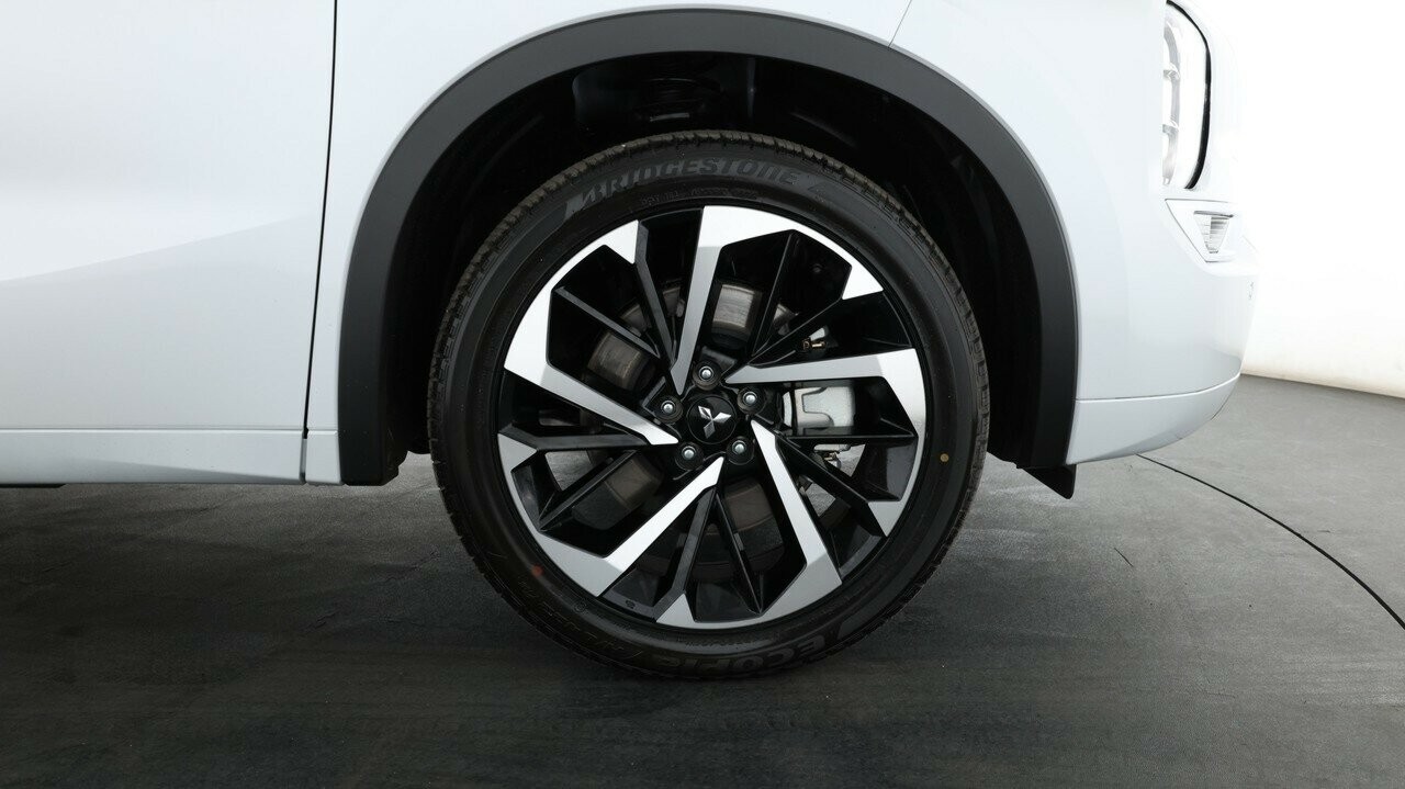 Mitsubishi Outlander image 3