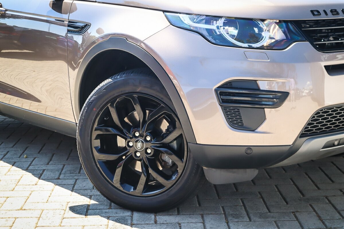 Land Rover Discovery Sport image 2