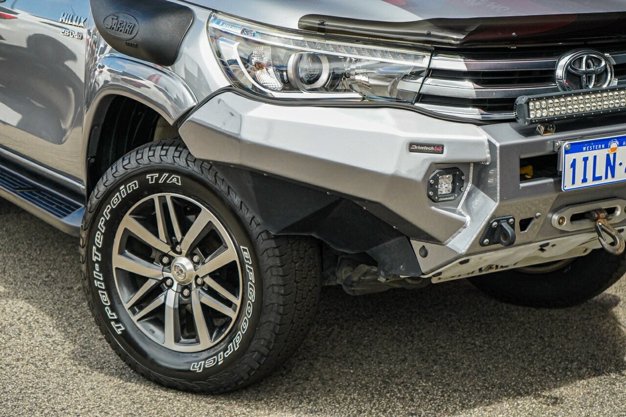 Toyota Hilux image 2