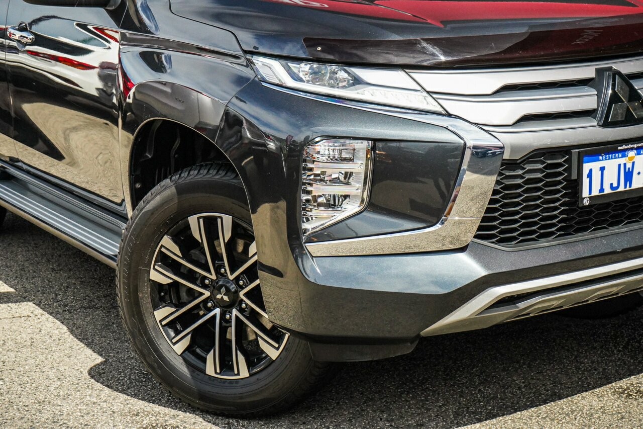 Mitsubishi Pajero Sport image 2