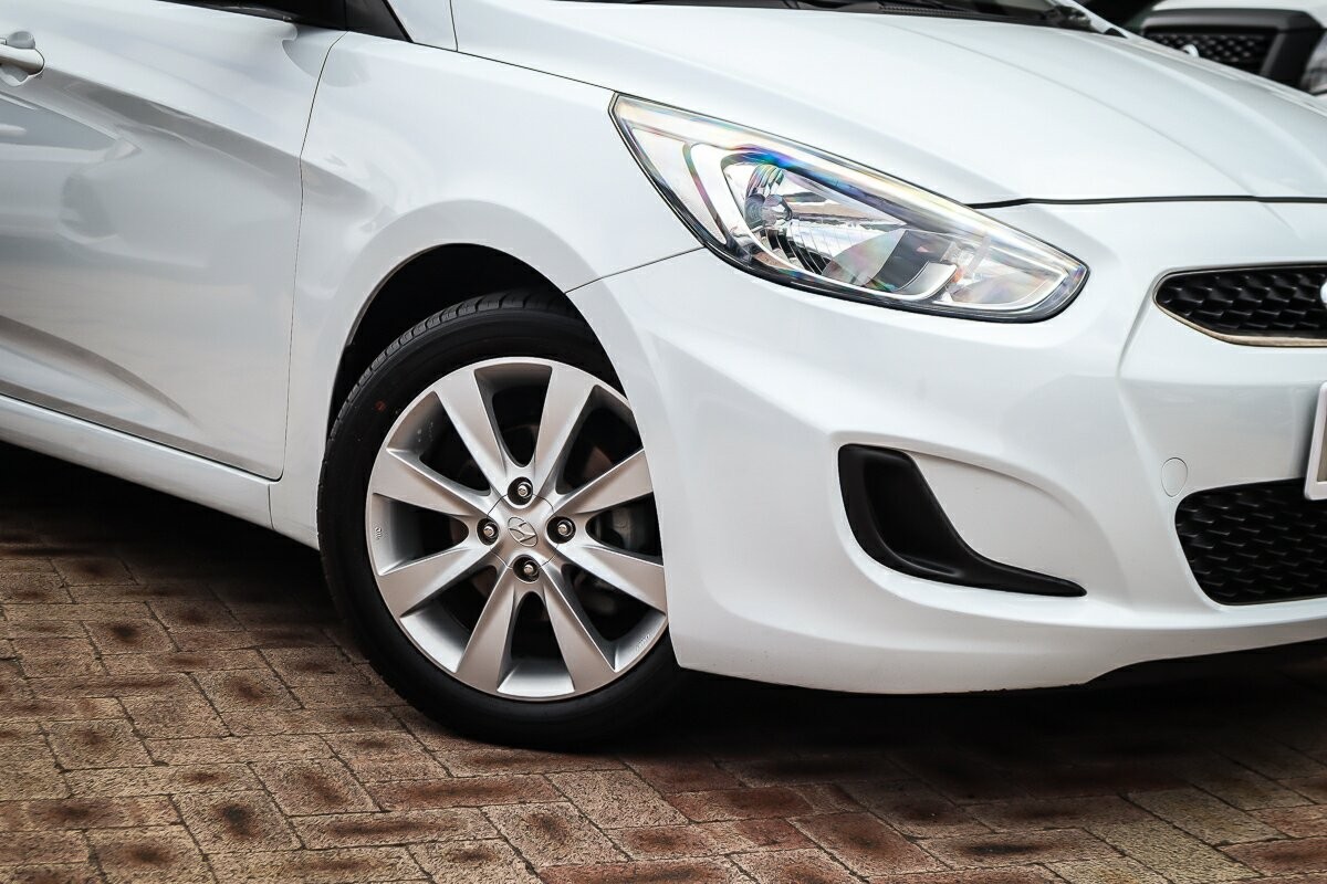 Hyundai Accent image 2