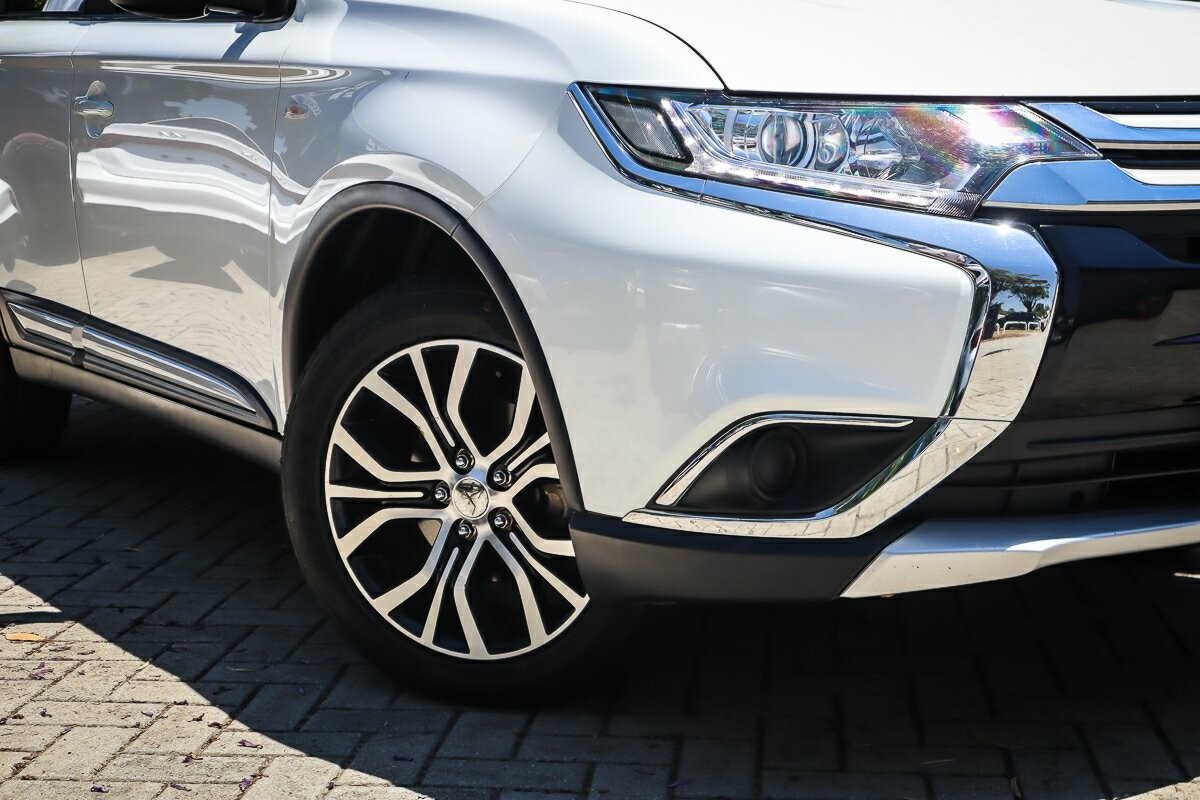 Mitsubishi Outlander image 2