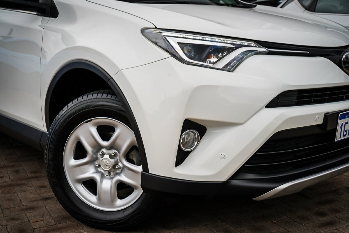 Toyota Rav4 image 2