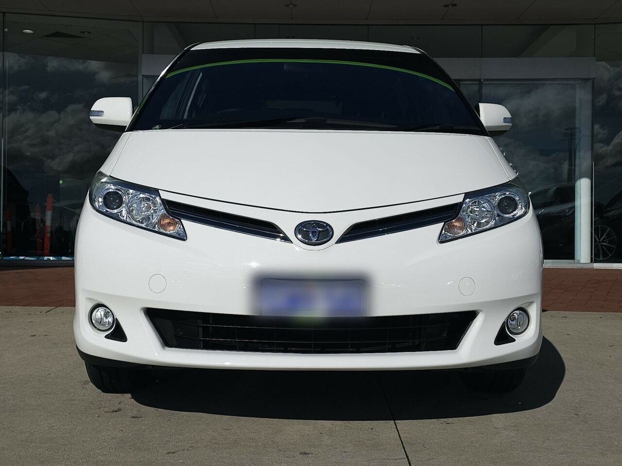 Toyota Tarago image 2