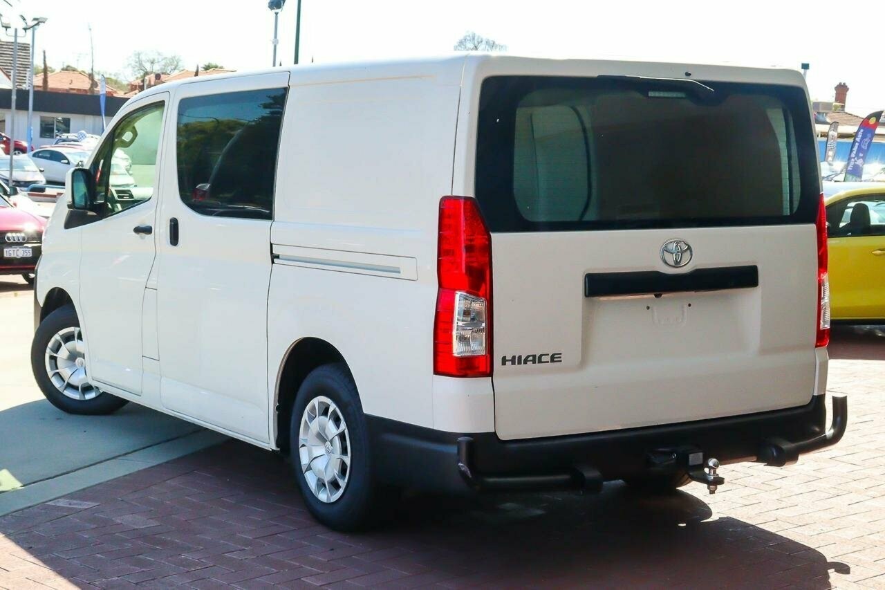 Toyota Hiace image 2