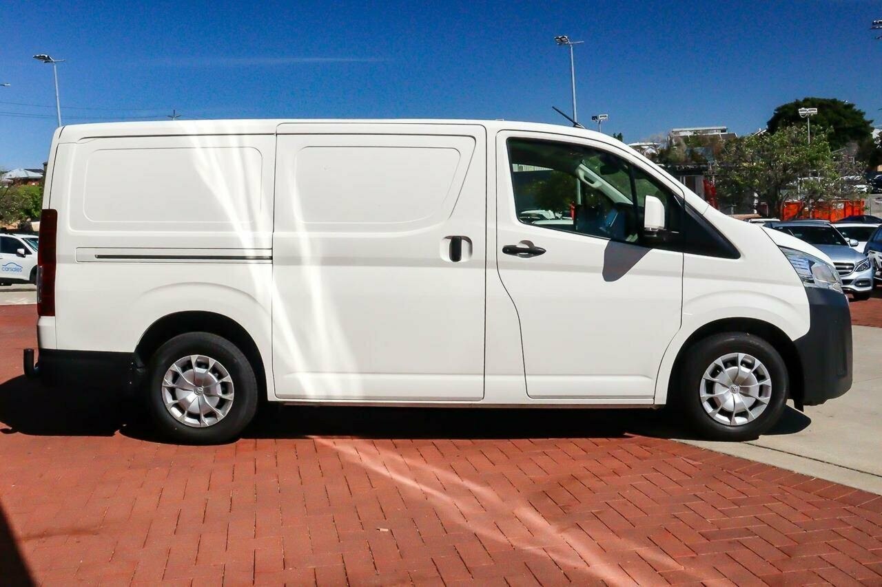 Toyota Hiace image 3