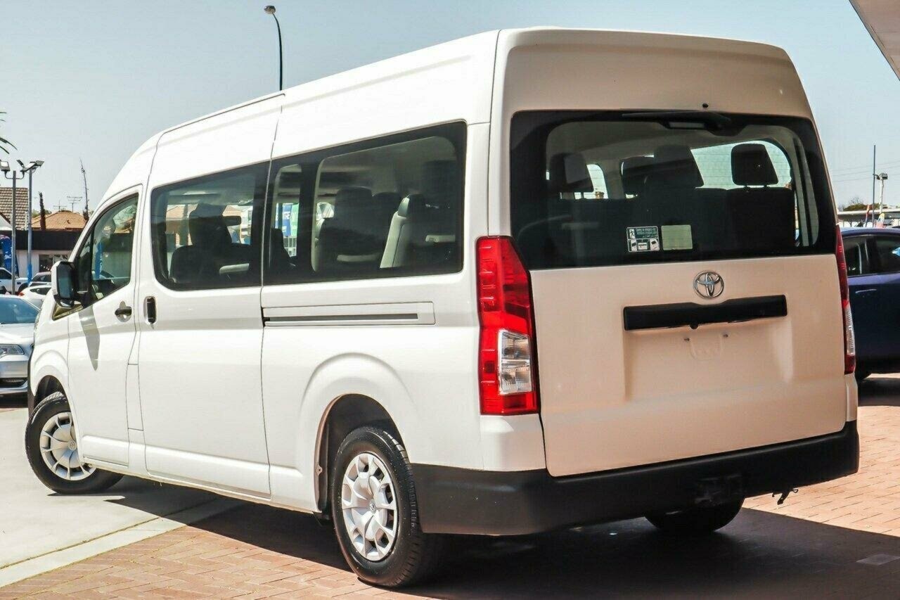 Toyota Hiace image 2