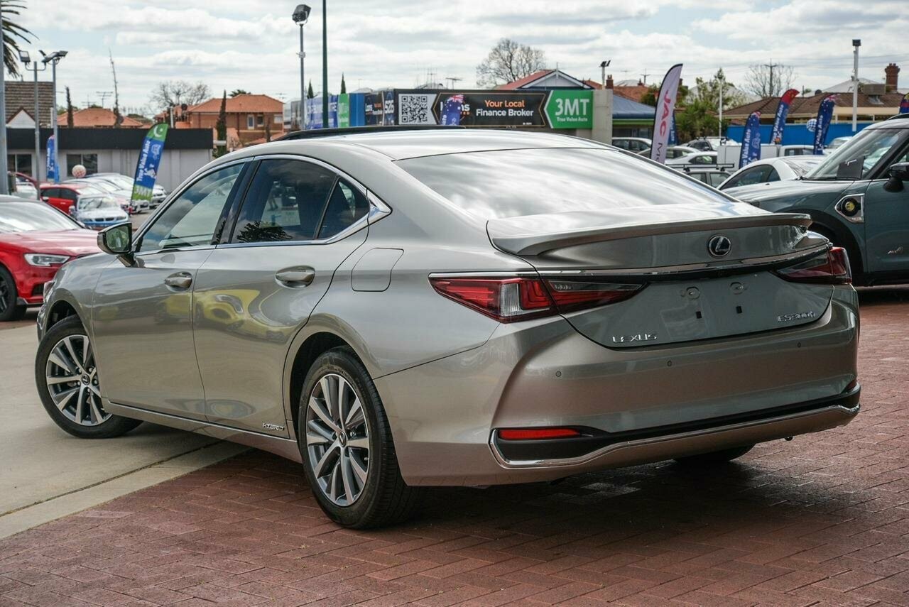 Lexus Es image 2