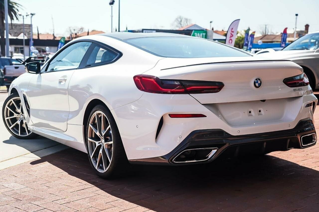 BMW 8 Series image 2