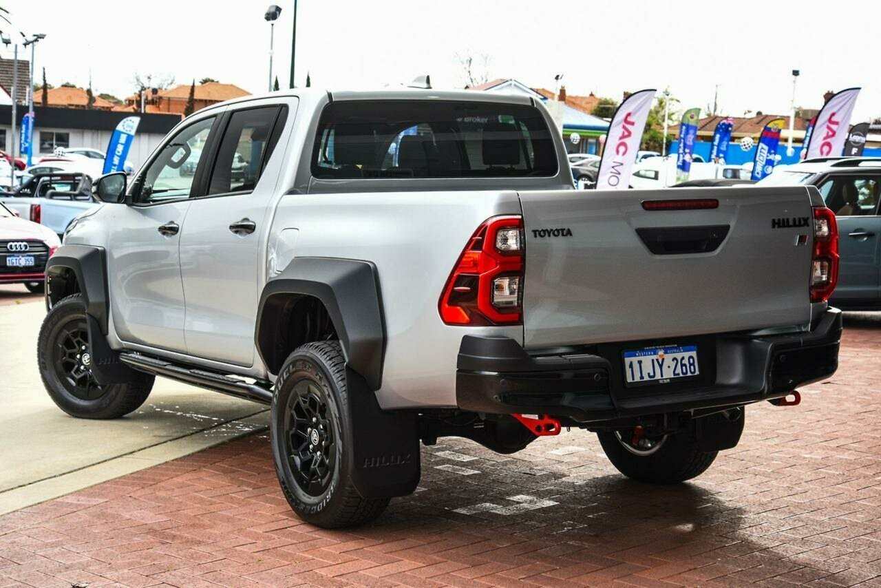 Toyota Hilux image 2