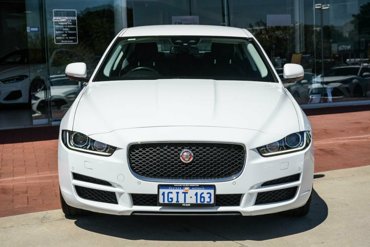 Jaguar Xe image 3